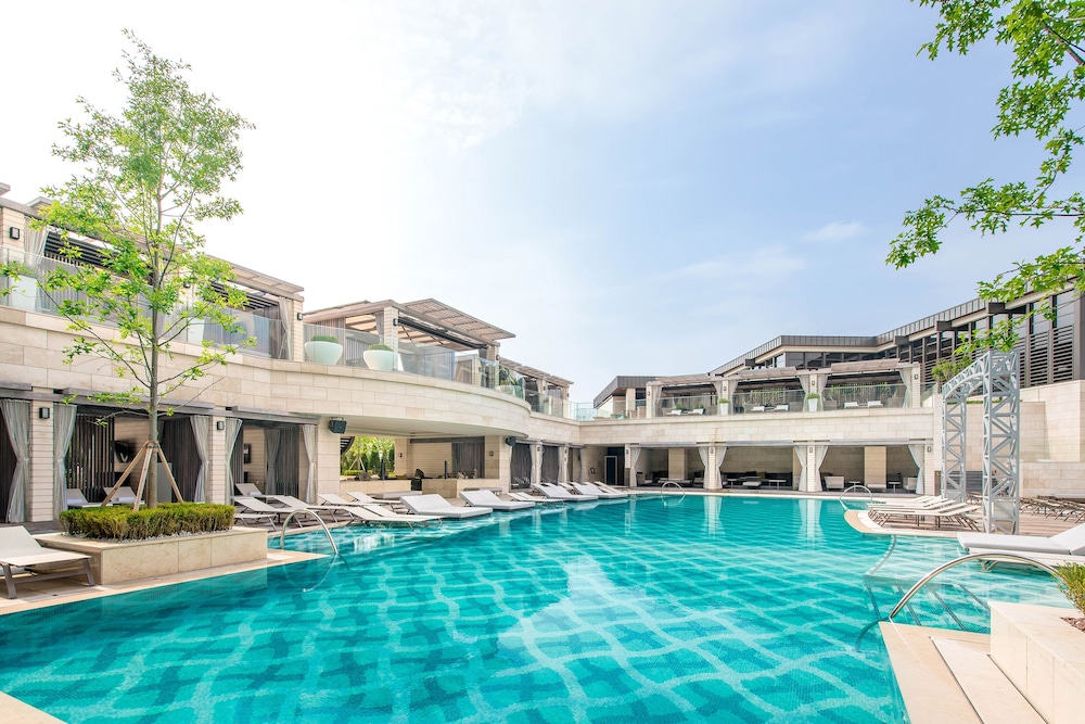 Indoor/outdoor pool