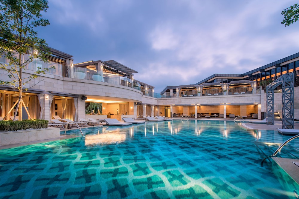 Indoor/outdoor pool