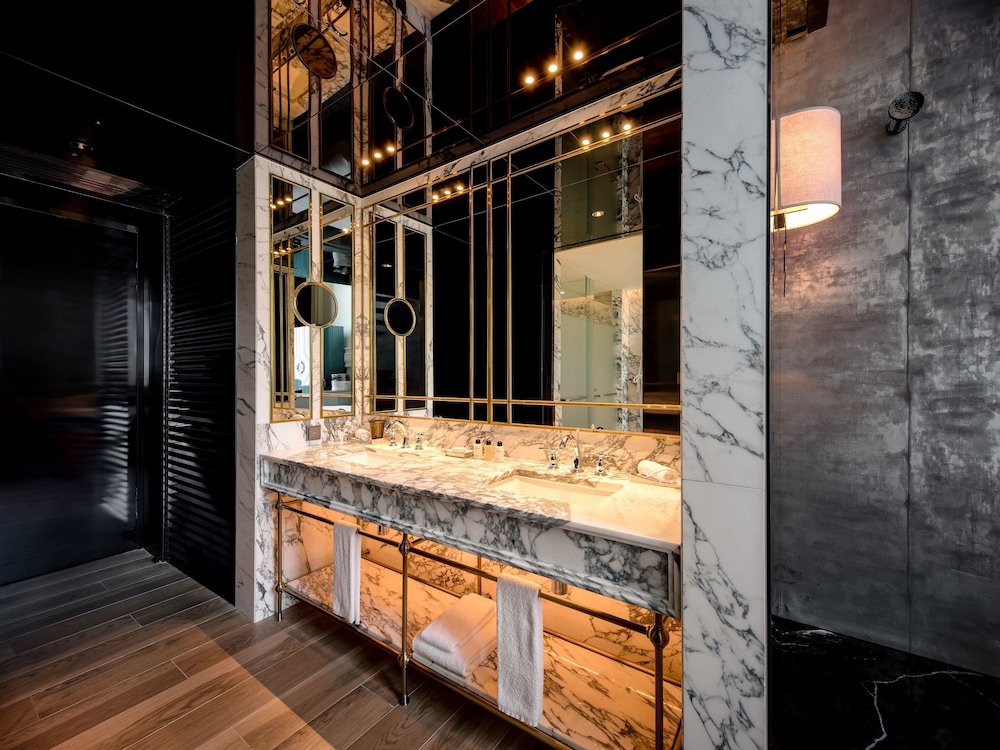 Bathroom sink