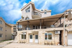 thumbnail: Front of property