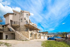 thumbnail: Front of property