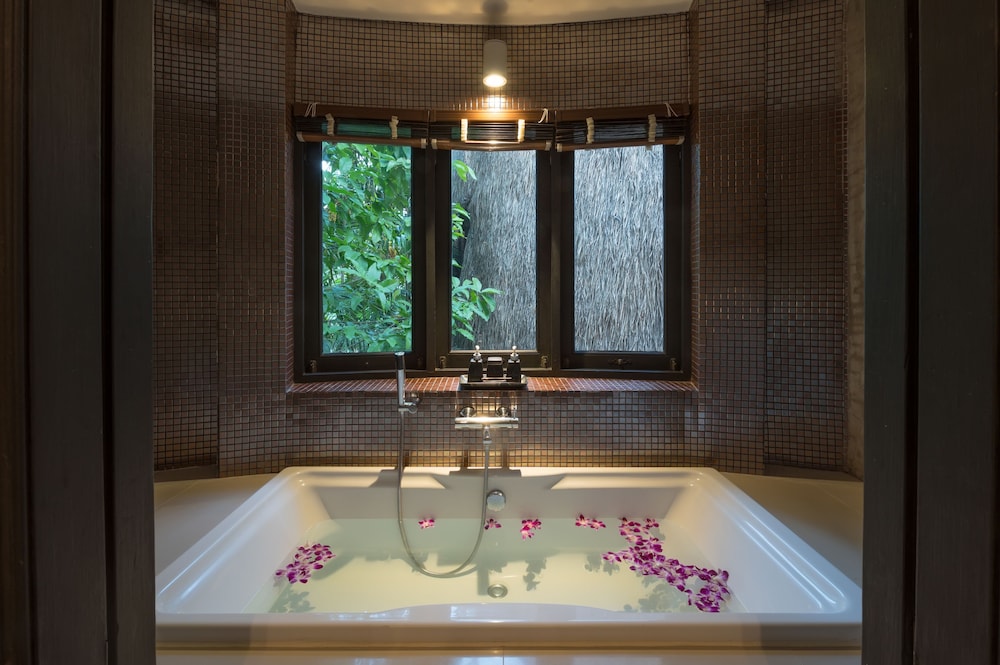 Deep soaking bathtub