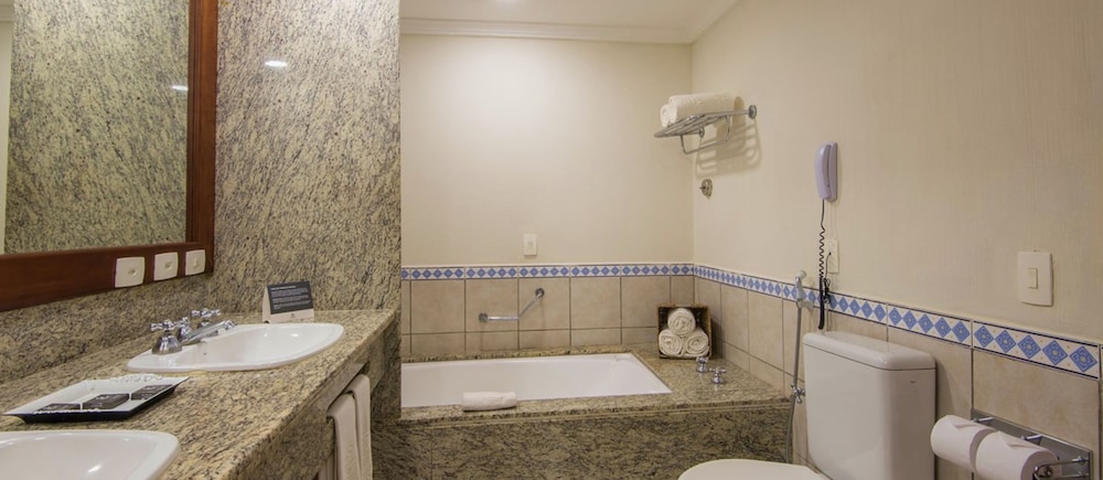 Deep soaking bathtub