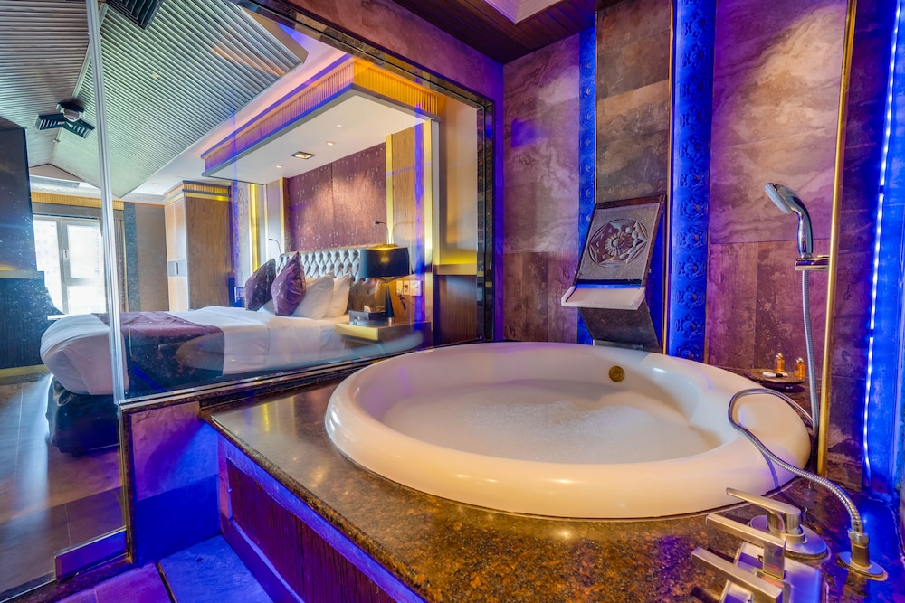 Deep soaking bathtub