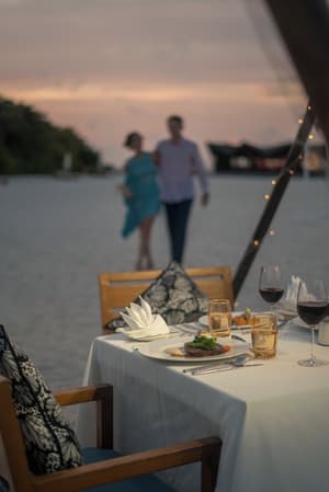 thumbnail: Couples dining