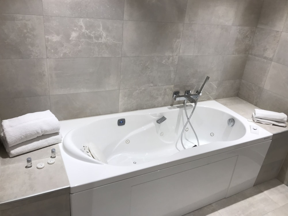 Deep soaking bathtub