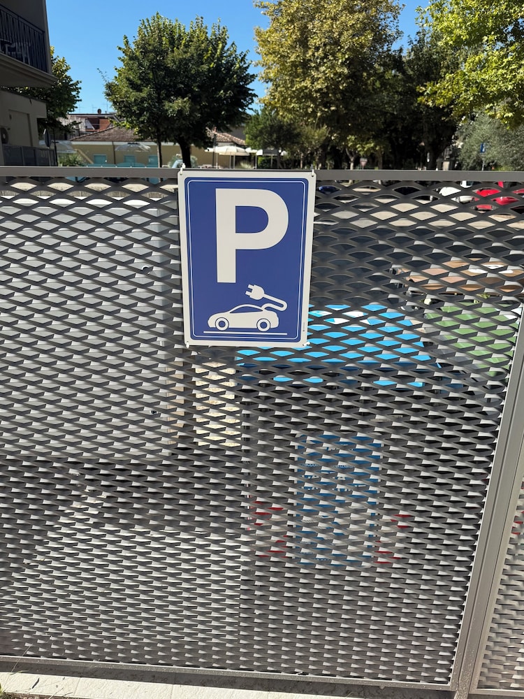 Electric vehicle charging station