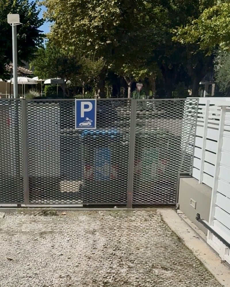 Electric vehicle charging station