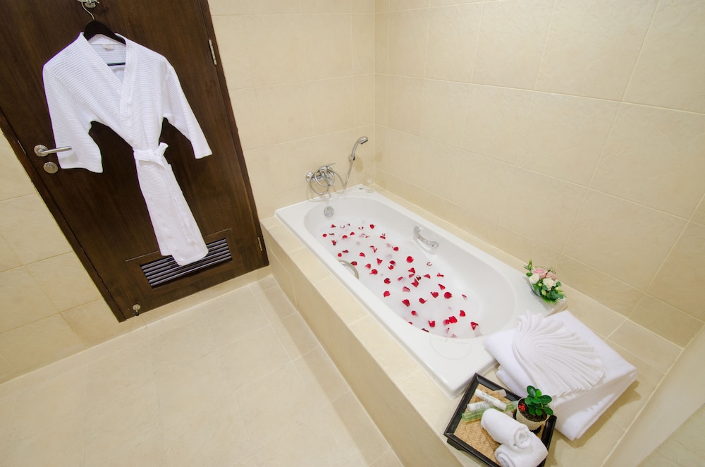 Deep soaking bathtub