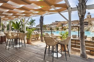 thumbnail: Poolside bar