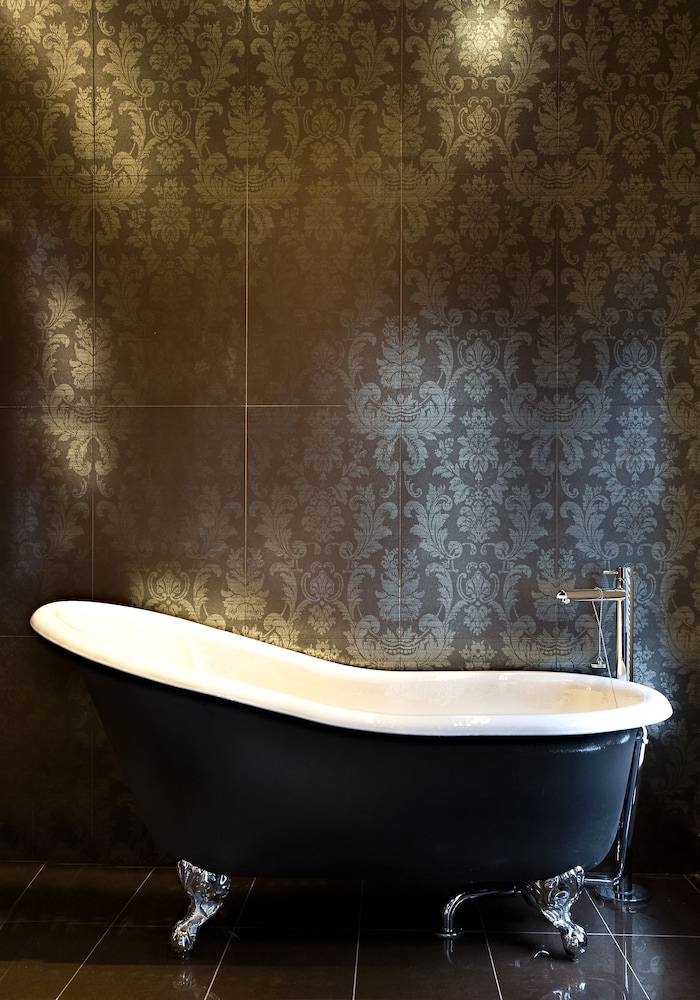 Deep soaking bathtub