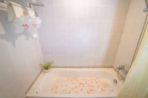 thumbnail: Deep soaking bathtub