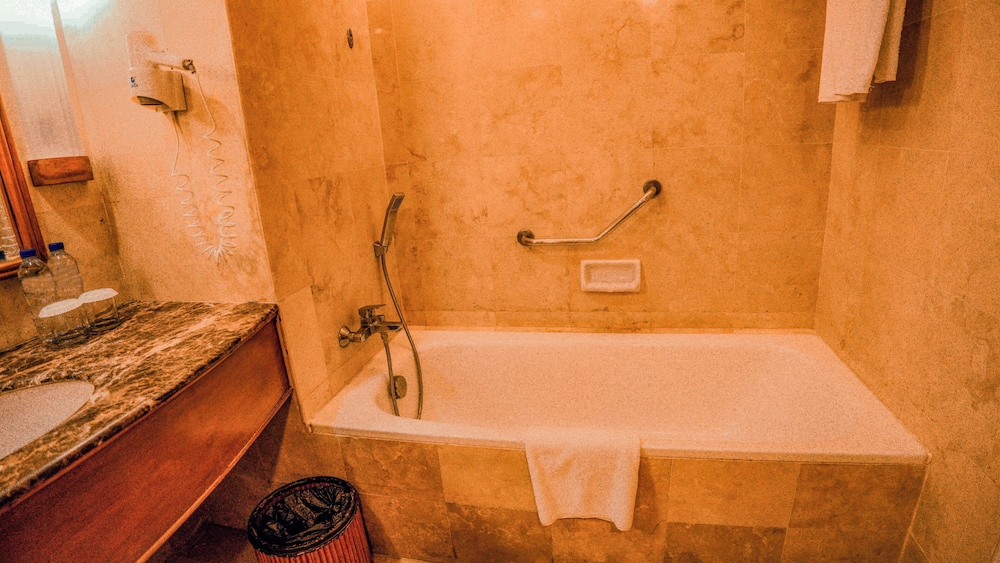 Deep soaking bathtub