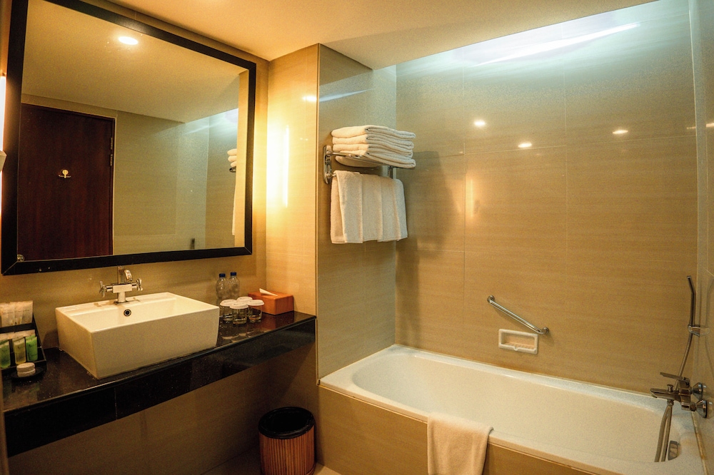 Deep soaking bathtub