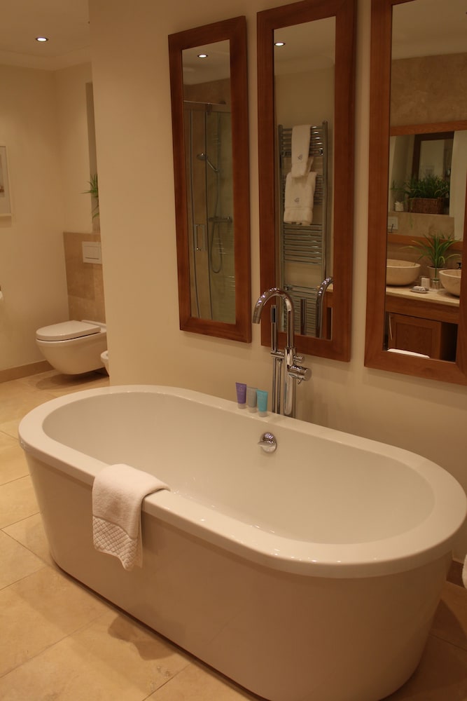 Deep soaking bathtub