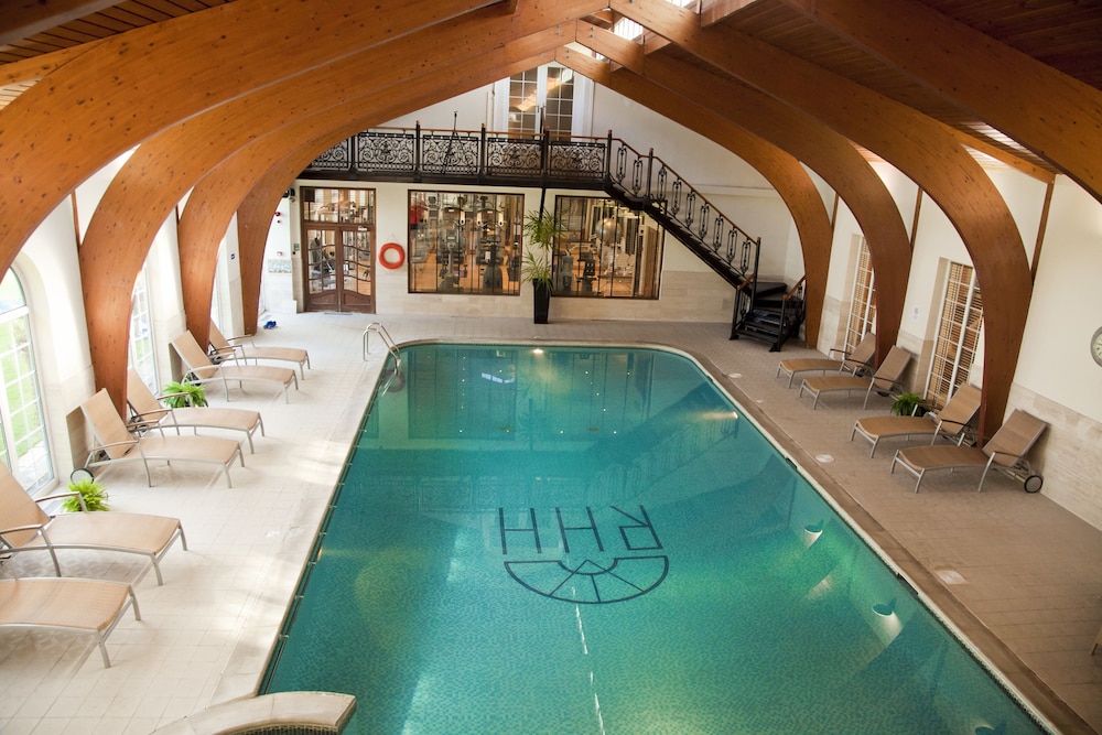 Indoor/outdoor pool