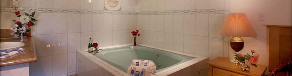 Deep soaking bathtub