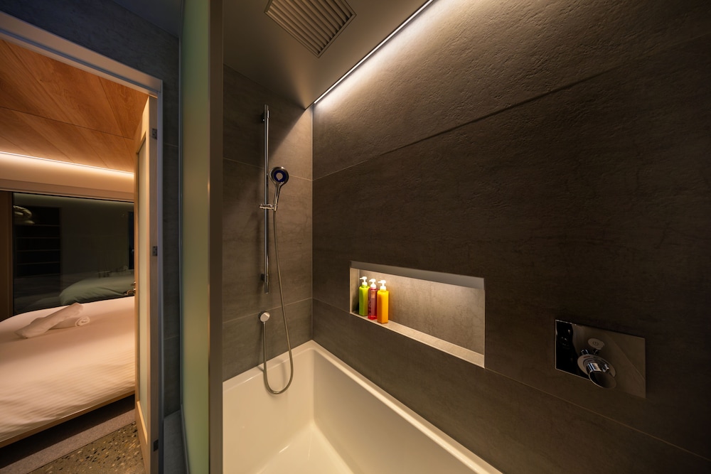 Deep soaking bathtub