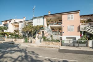 thumbnail: Front of property