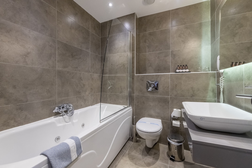 Deep soaking bathtub
