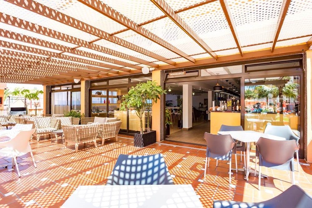 Poolside bar