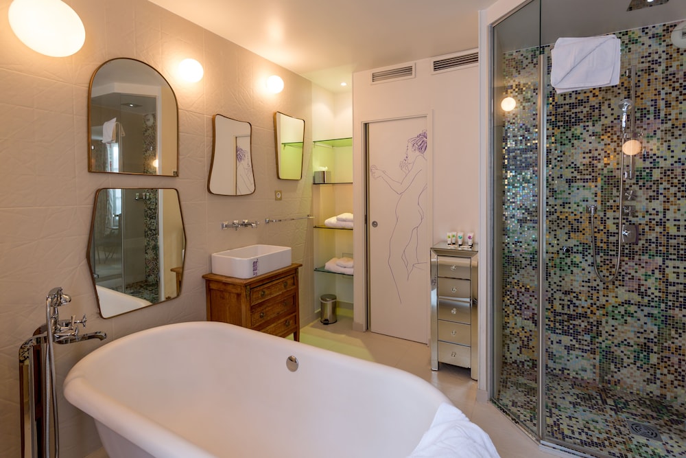 Deep soaking bathtub