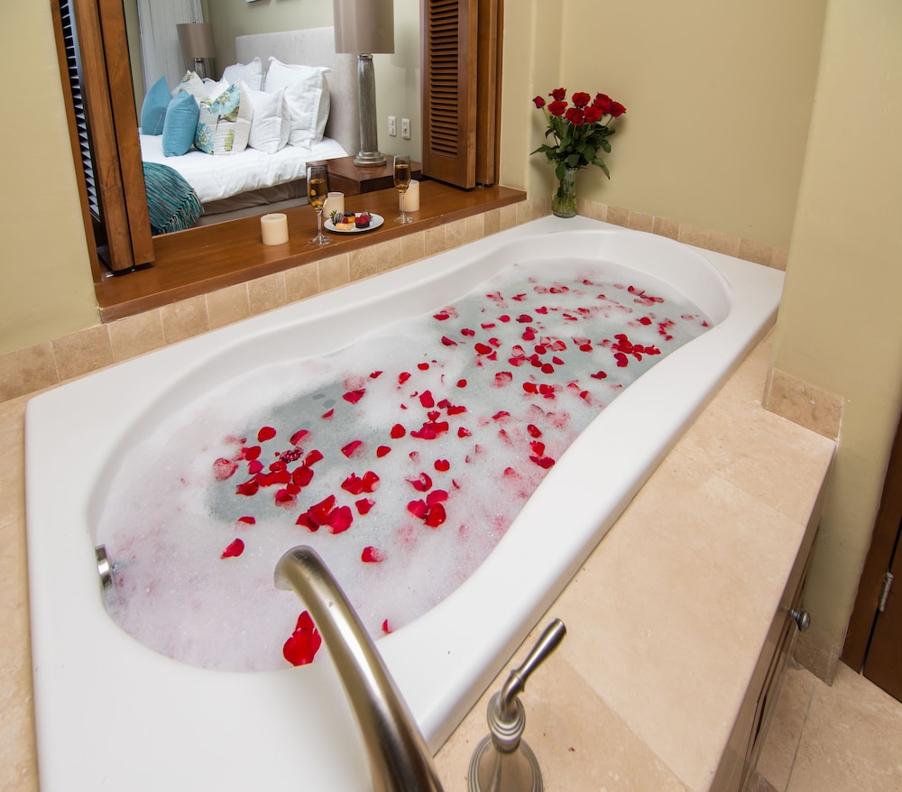 Deep soaking bathtub