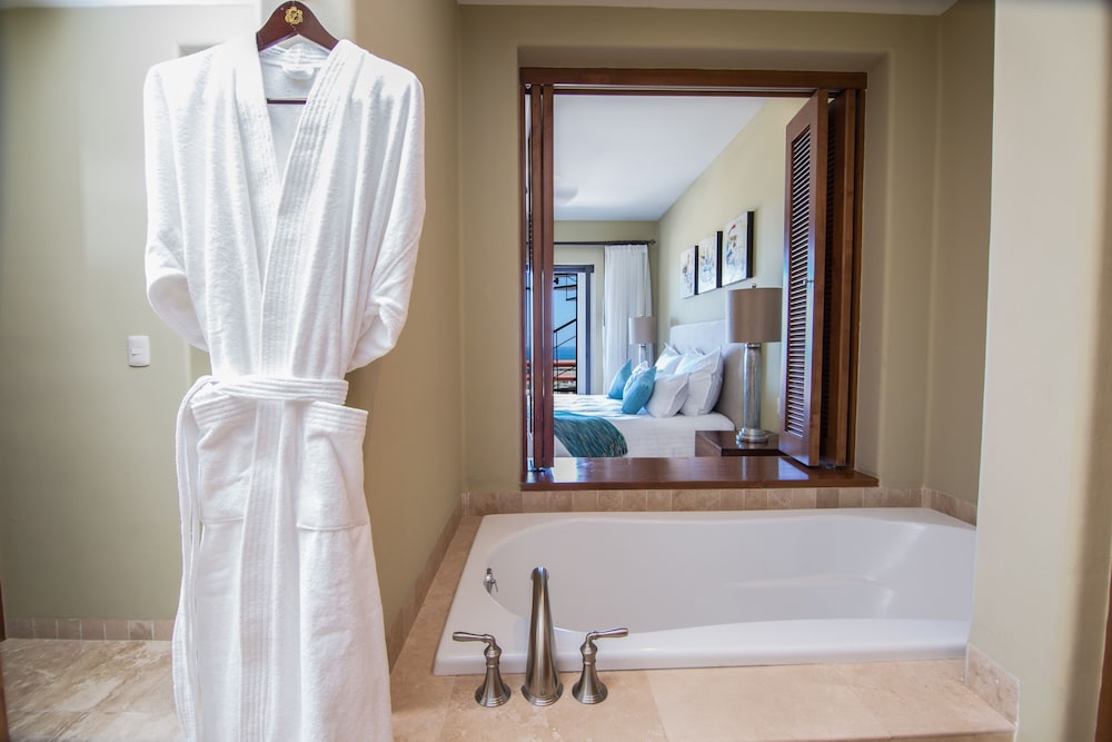 Deep soaking bathtub