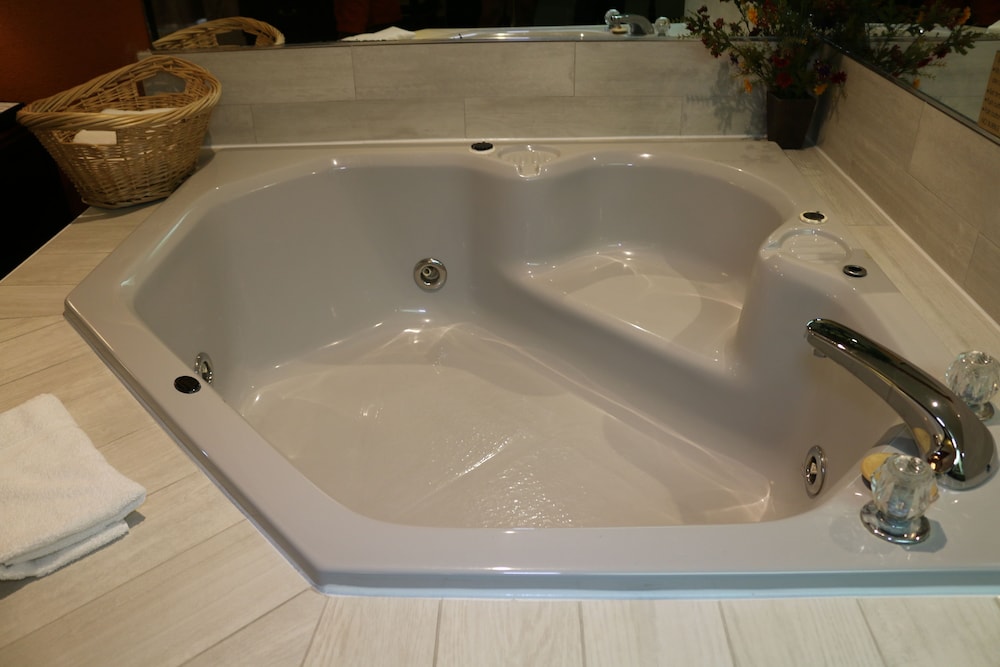 Jetted tub