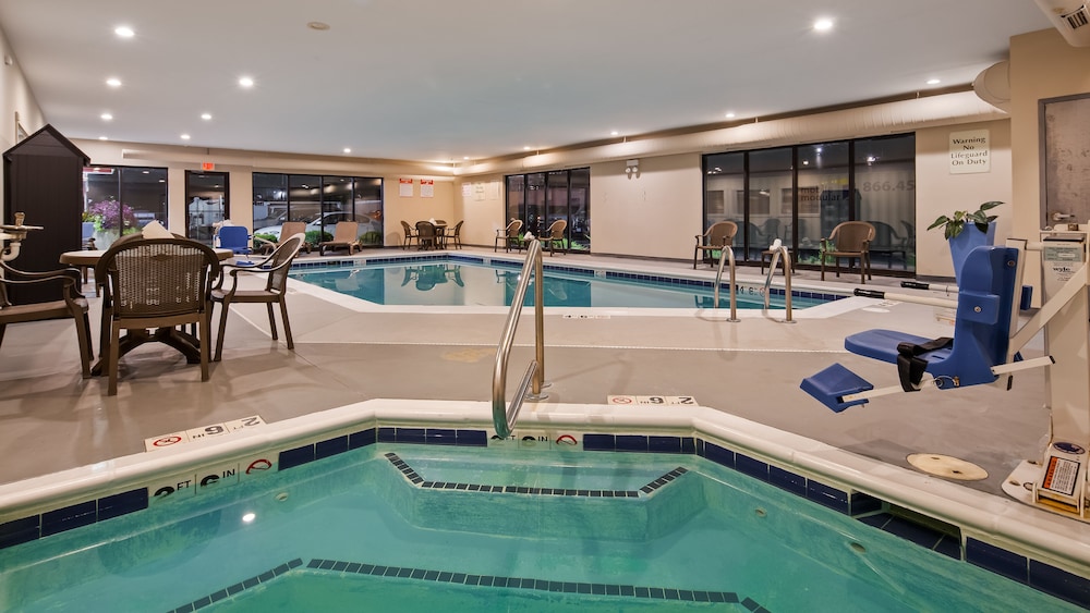 Indoor spa tub