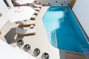 thumbnail: Poolside bar