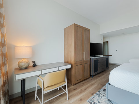 Queen/Queen Premium Guest Room - Multimedia and Desk