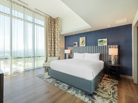 King Suite with Panoramic Views and Balcony bedroom