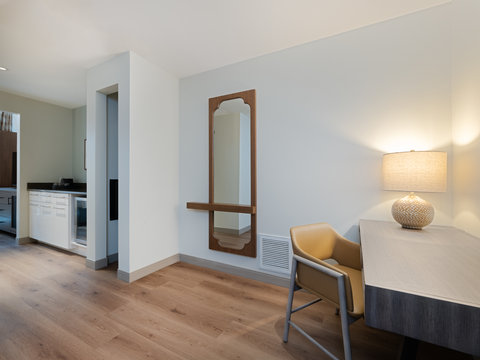 Single King Suite with wet bar and working spaces