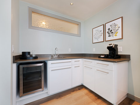 King Suite with Panoramic Views and Balcony wet bar