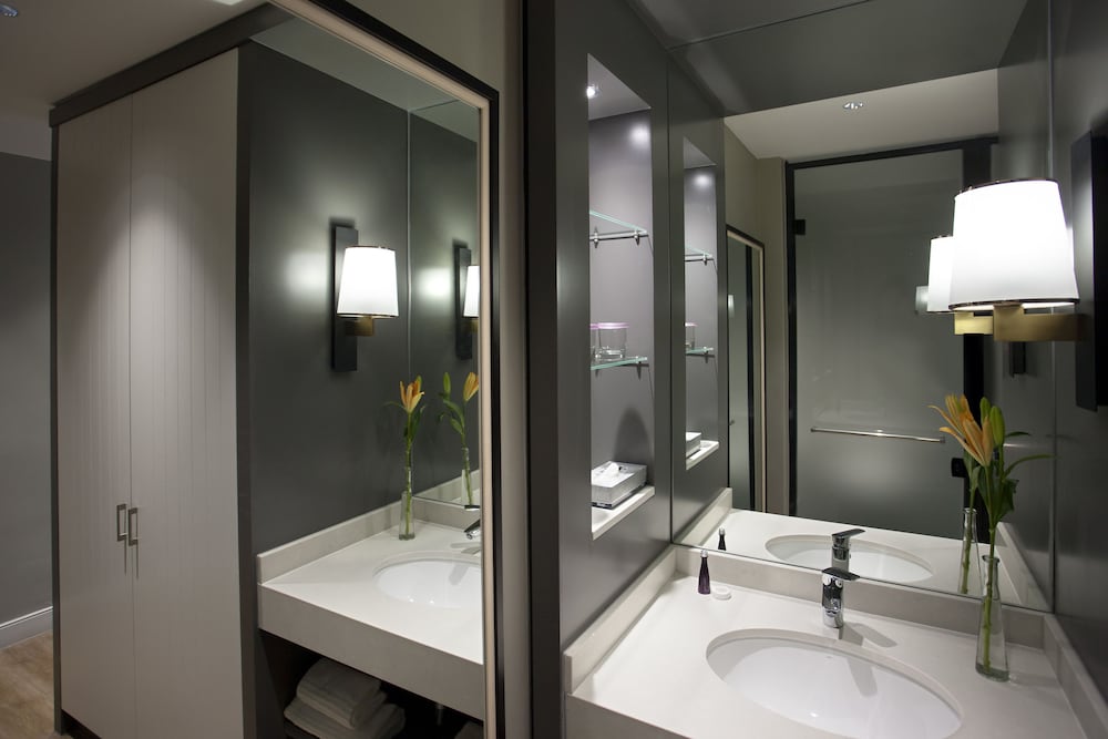 Bathroom sink