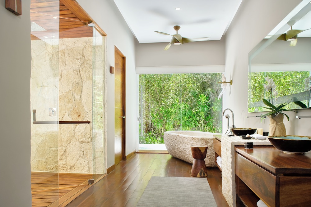 Deep soaking bathtub