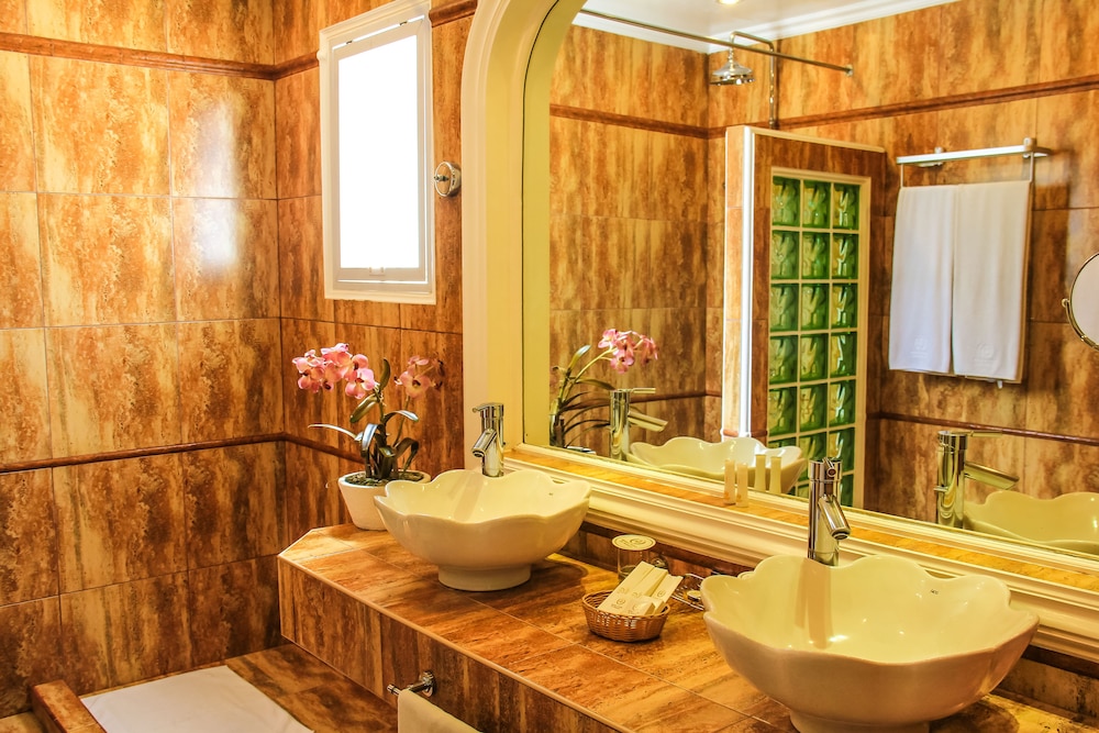 Bathroom sink