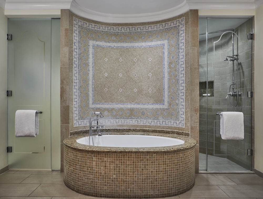 Deep soaking bathtub