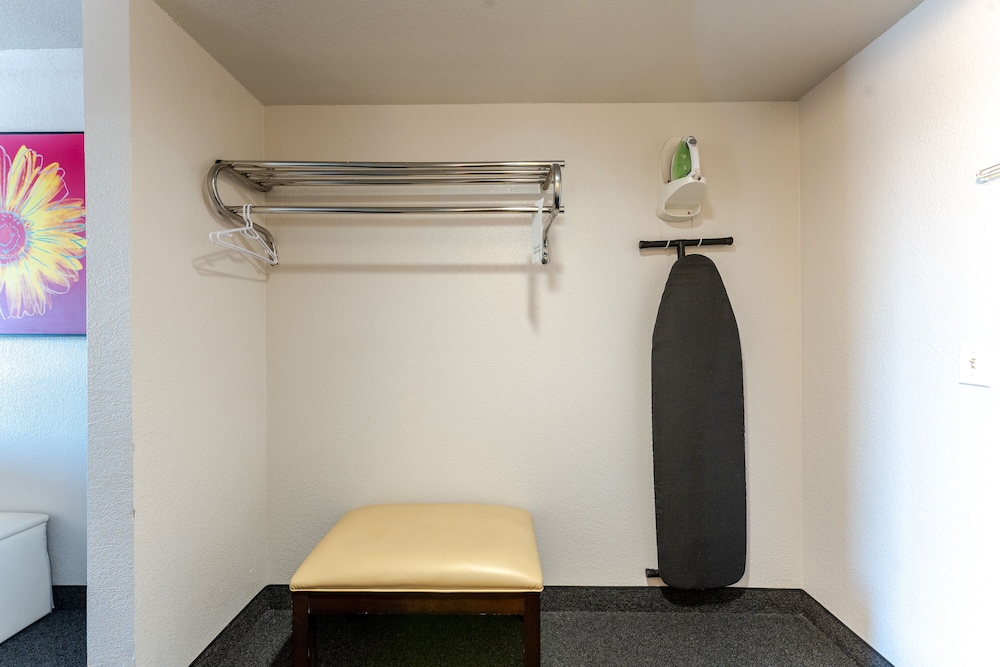 Iron/ironing board
