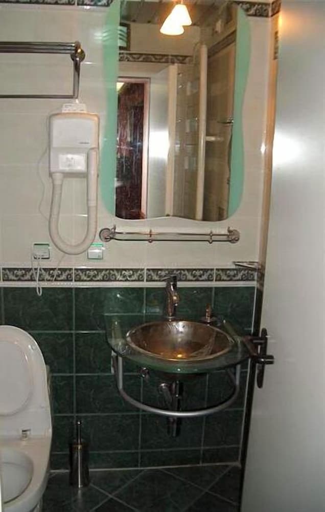 Bathroom sink