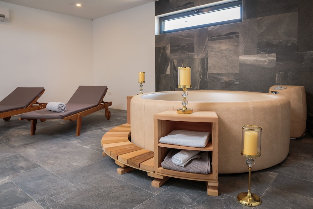 Jetted tub