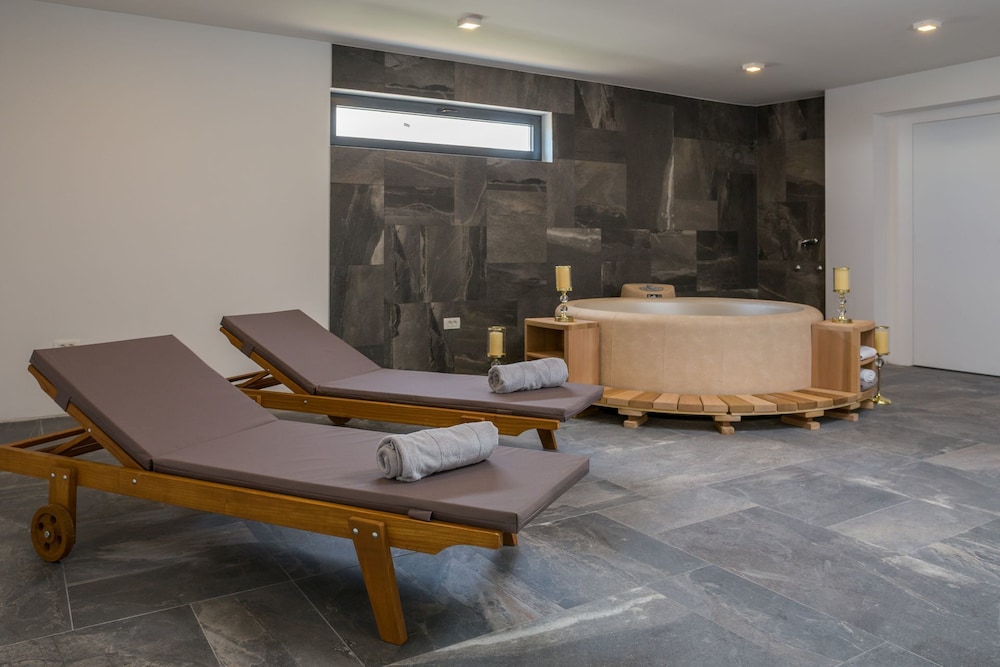 Jetted tub