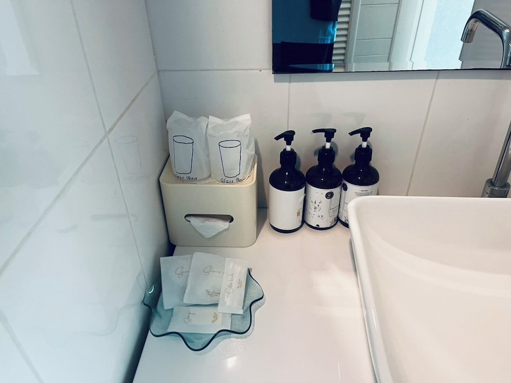 Bathroom amenities