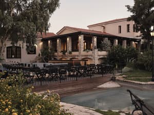 thumbnail: Outdoor dining