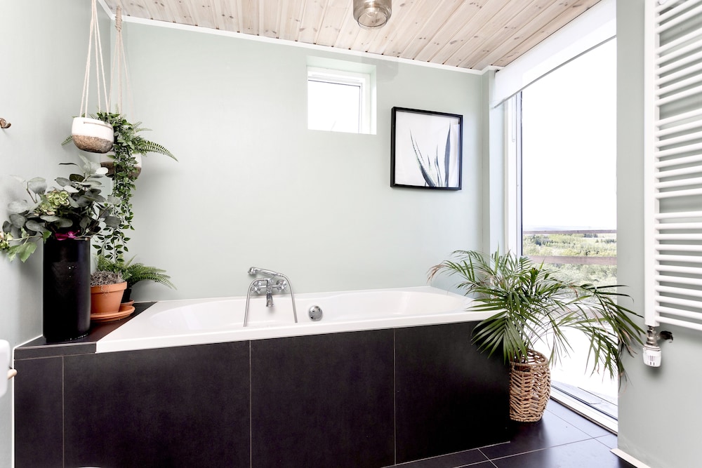Deep soaking bathtub