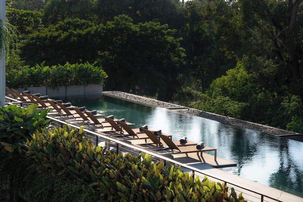 Infinity pool