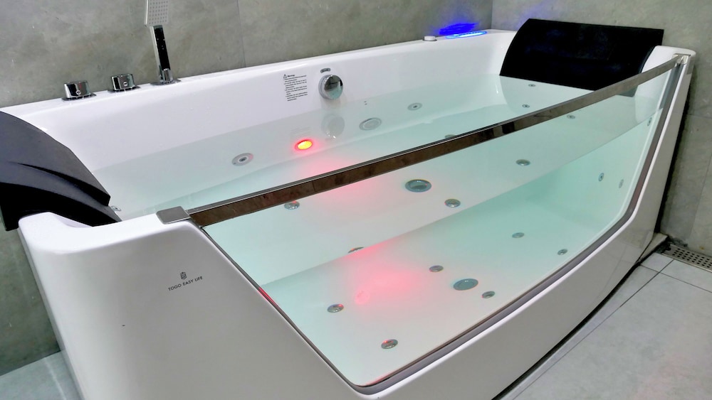 Private spa tub