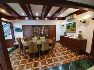 thumbnail: Family dining