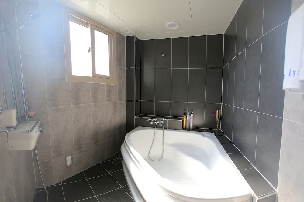 Deep soaking bathtub